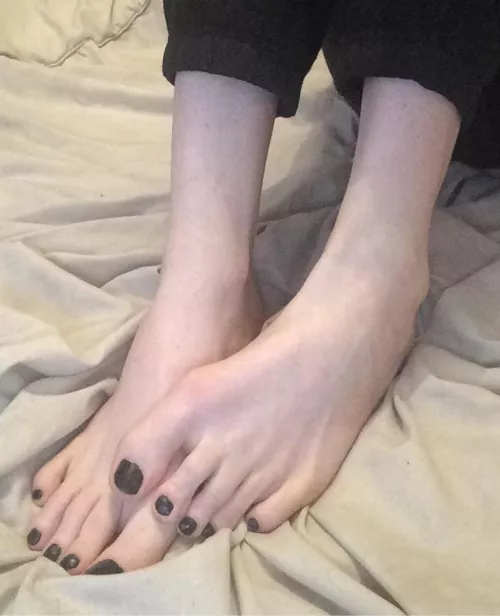Freshly painted toes 🖤