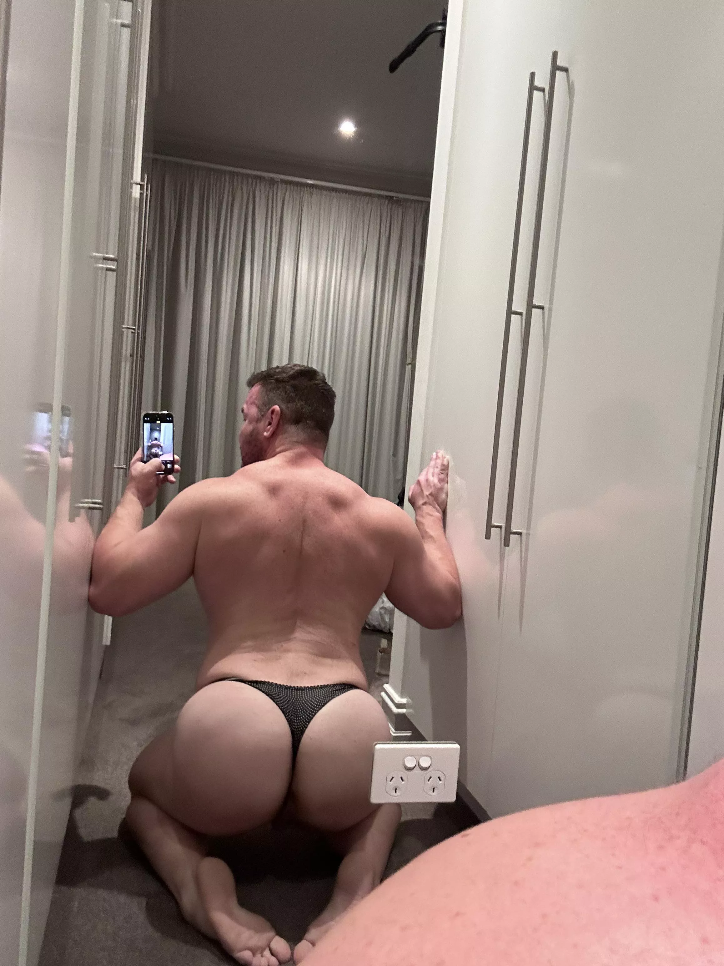 Glutes 3 times a week. Time to get this booty looking huge! [m] 🍑🥰