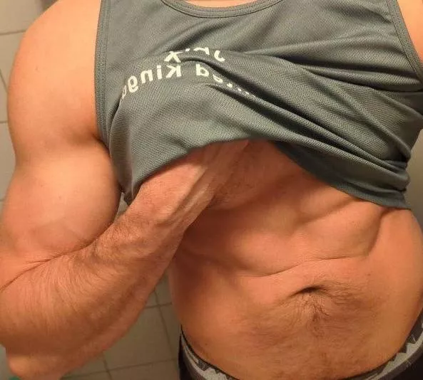 Here again..I hope you like an hairy forearm and some visible veins 😜 do you?