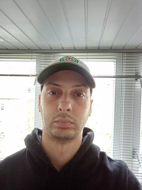 Hi! Anyone wanna chat?