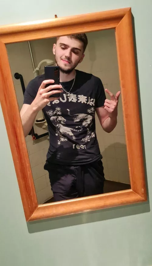 I sometimes forget how big my bulge is 😅