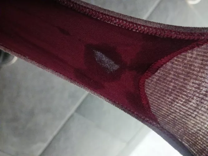 Maroon and cream make a cool color combo, don't ya think?