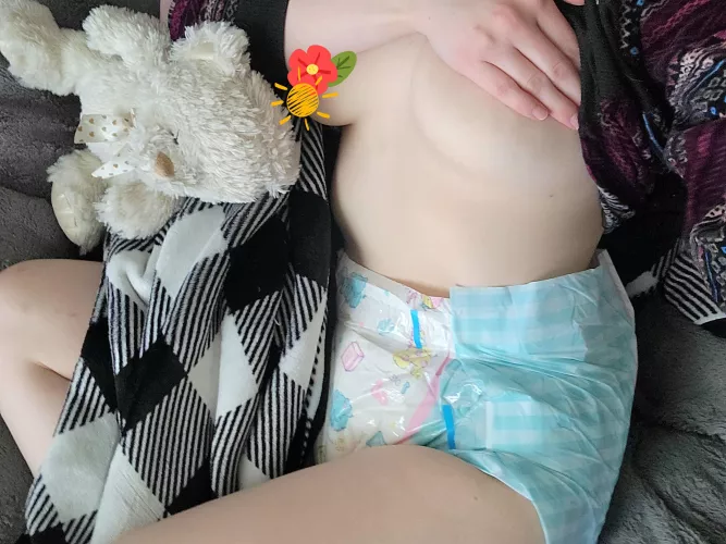 my daddy came homeee ☺️ new diapie for baby 🌸