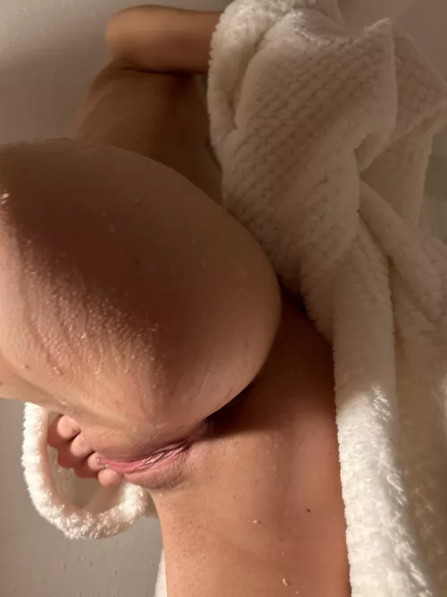 [TW] I just love being naked here