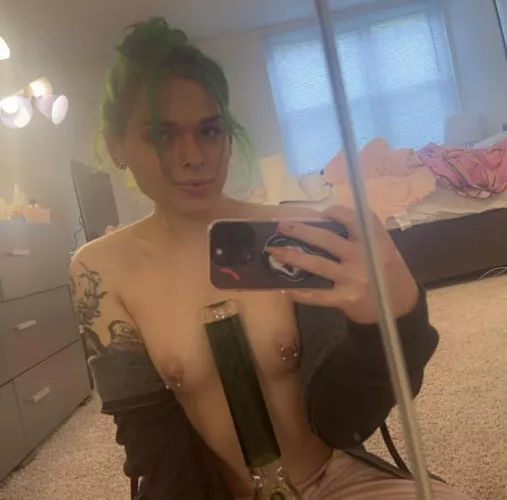 Who’s down to smoke, fuck, and play video games 😋