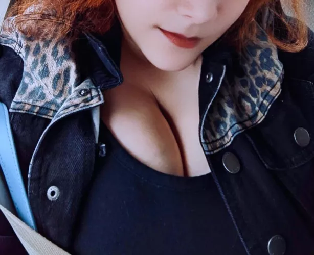 Happy Sunday loves 😘 My conundrum every time I’m in the car. Does the seatbelt go over or under my boobs? 😉