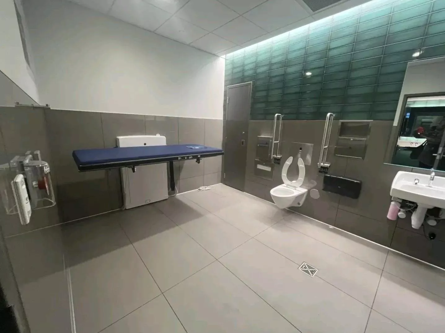 I just got this off a random tiktok of a family bathroom so I have no idea where this is ex. But I love seeing that their adding what appears to be an adult changing station! (Most likely for the people who genuinely need them) But doesn't mean we can'