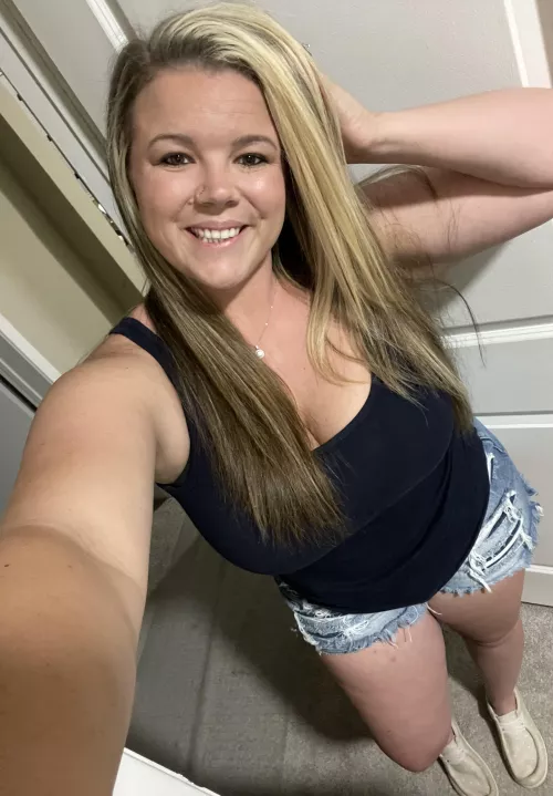 Just a pretty & curvy milf with a knack for sexy pics 🔥📸