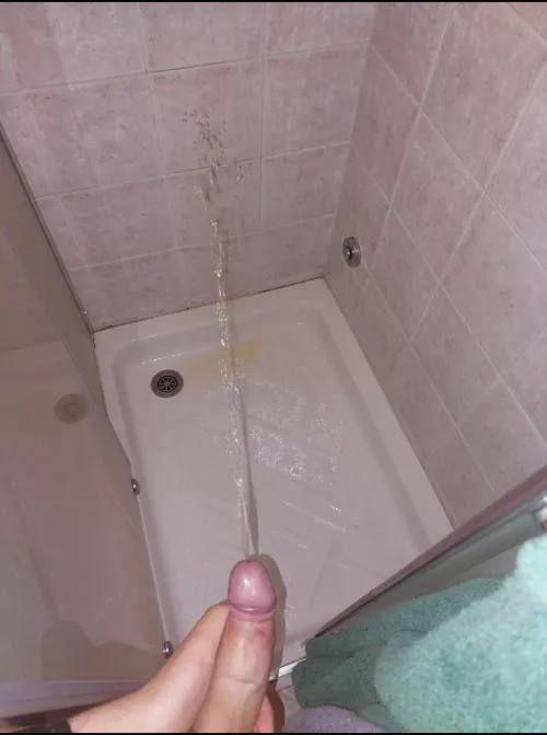 Pissing in the shower 😝💦