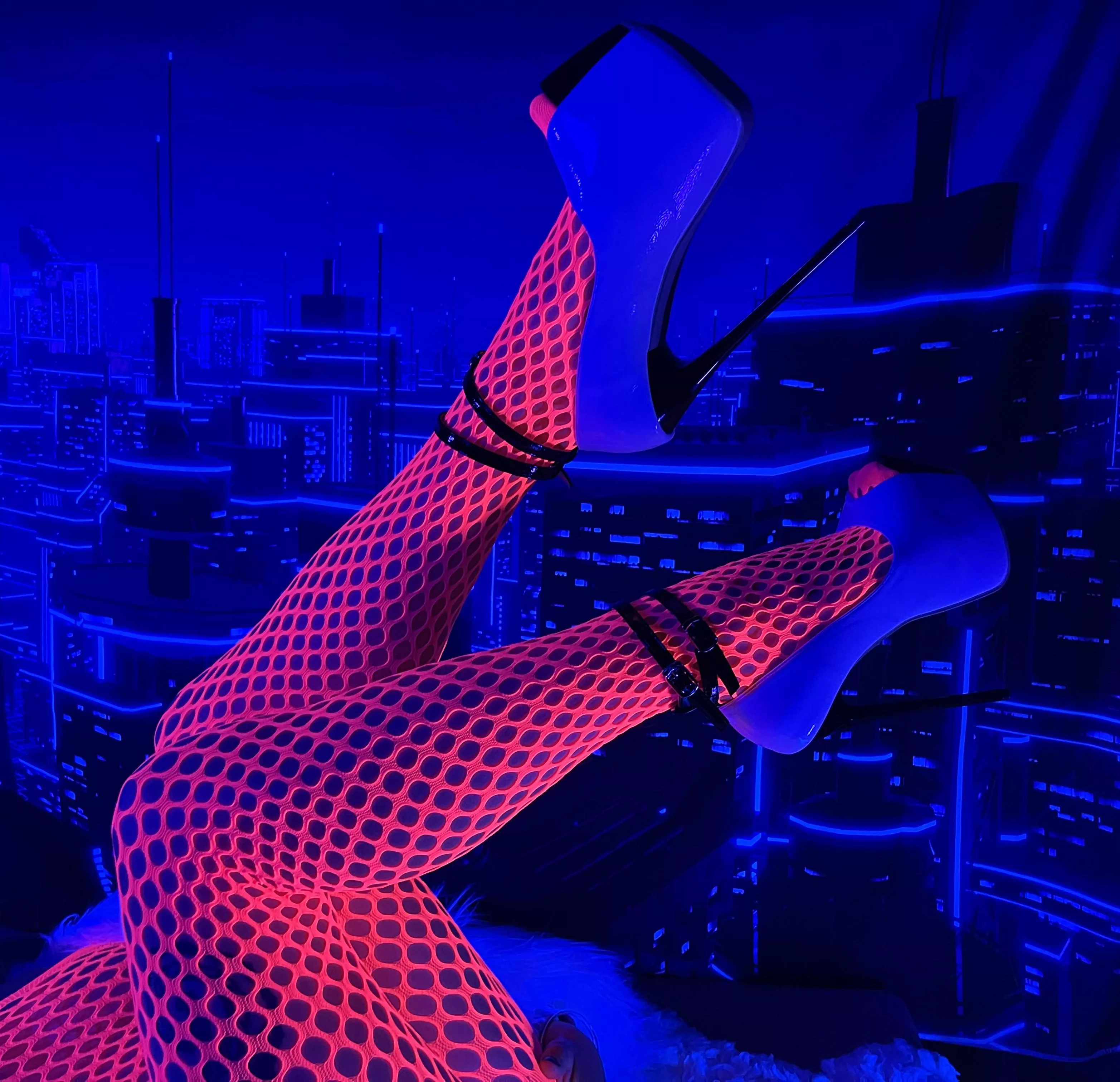 The only way to spend a Saturday: heels in the air 😏