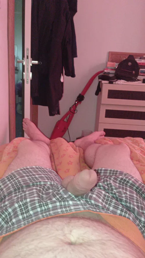 20. United States. Average sized dick. Looking for a long term jerkmates who loves each part of my body. I love to cum in vid chat. :)