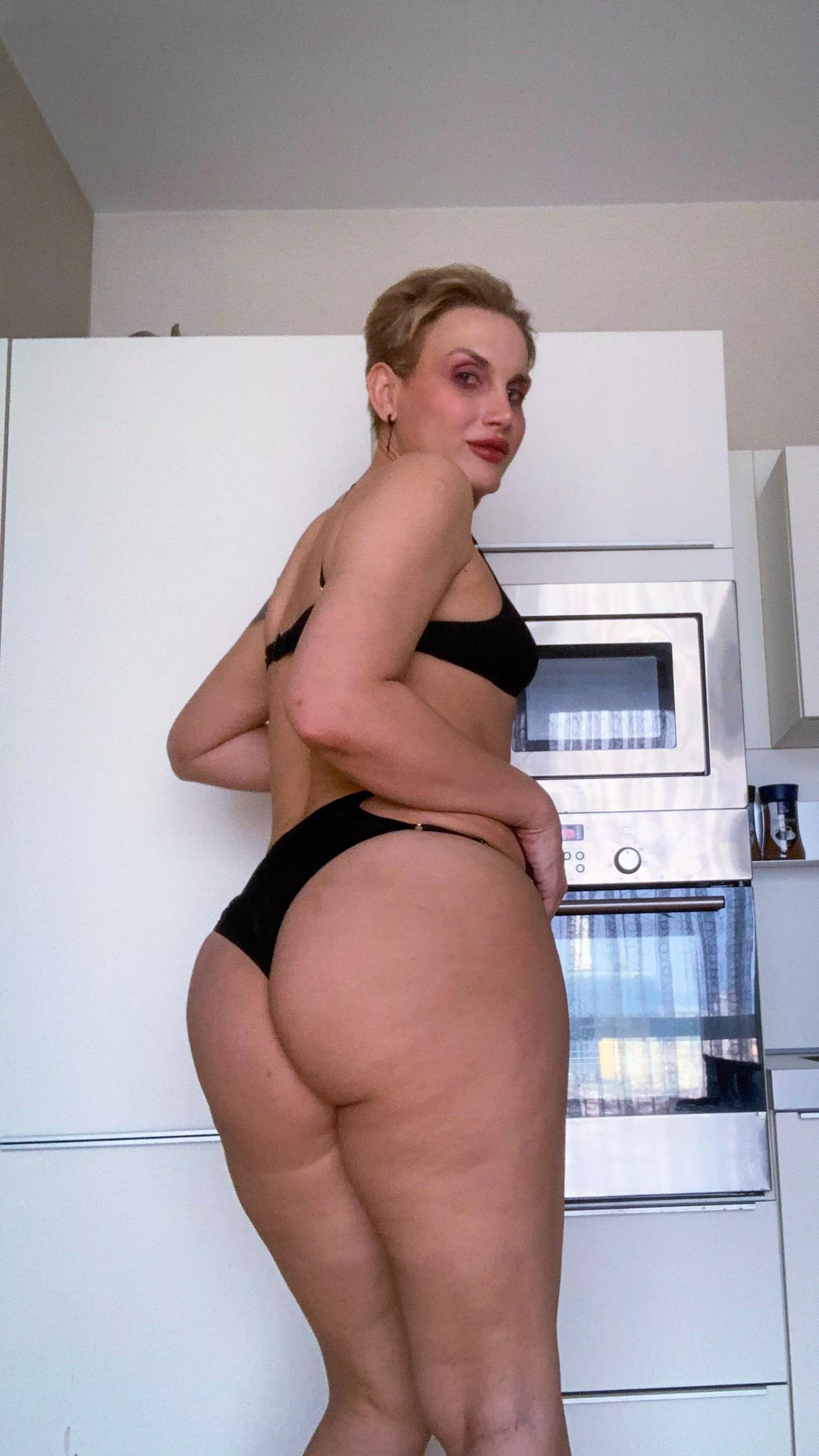 Could you please slap that ass?