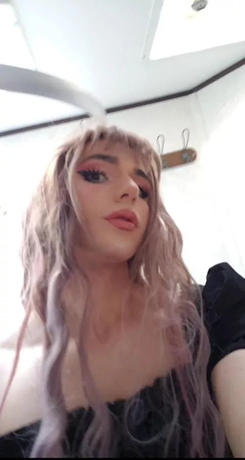 Do I count as a femboy...? 👉👈