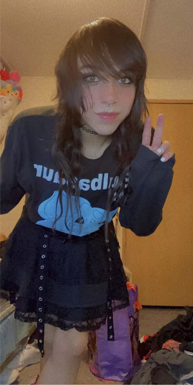 Finally got a skirt! (Excuse my dirty room lol) 🖤