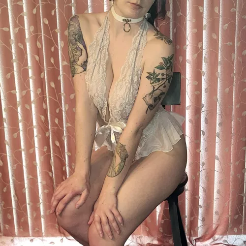 Innocent white lingerie plus tattoos is a fun contrast 😜