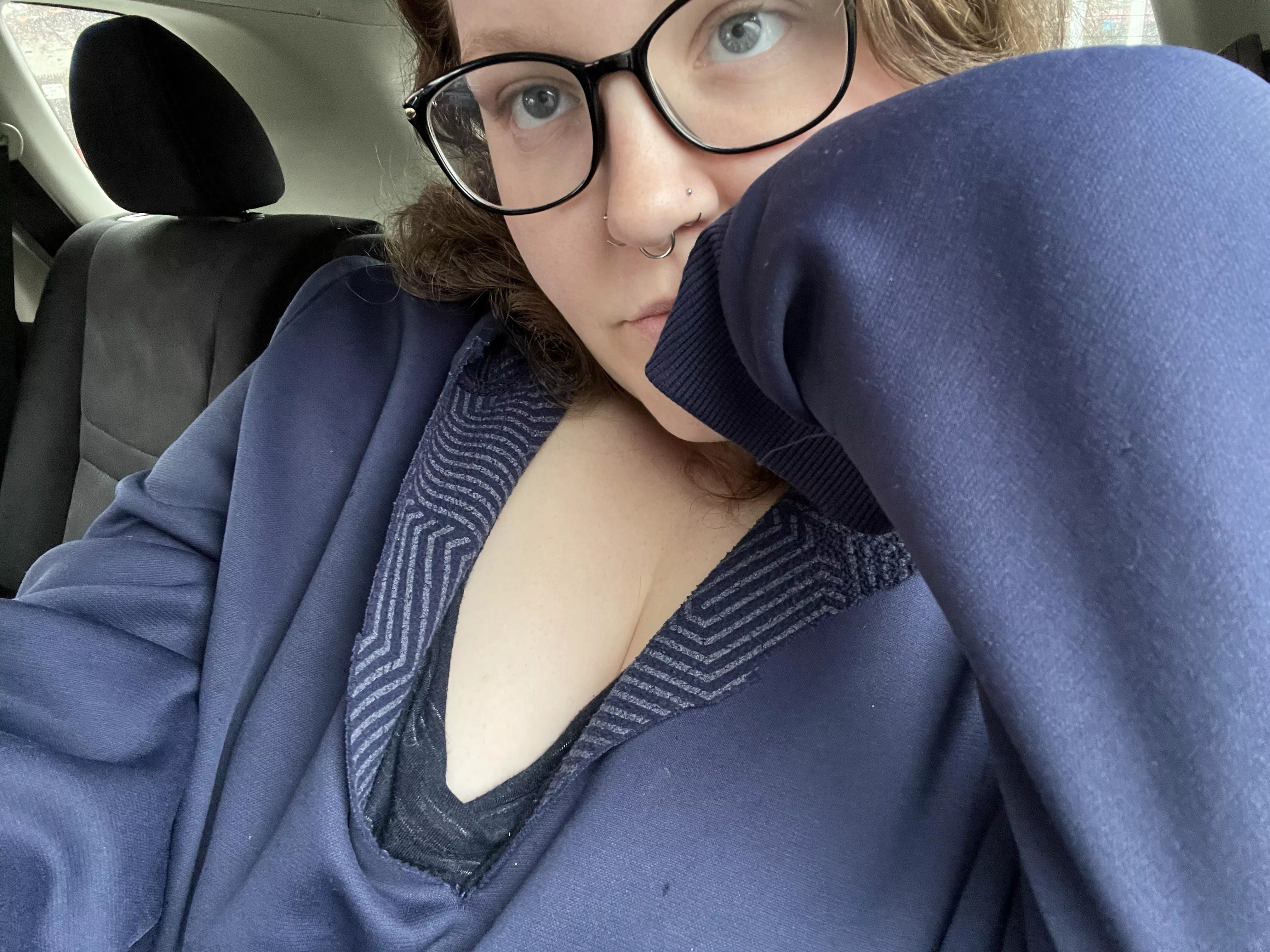 Let’s just stare at each other 🤭