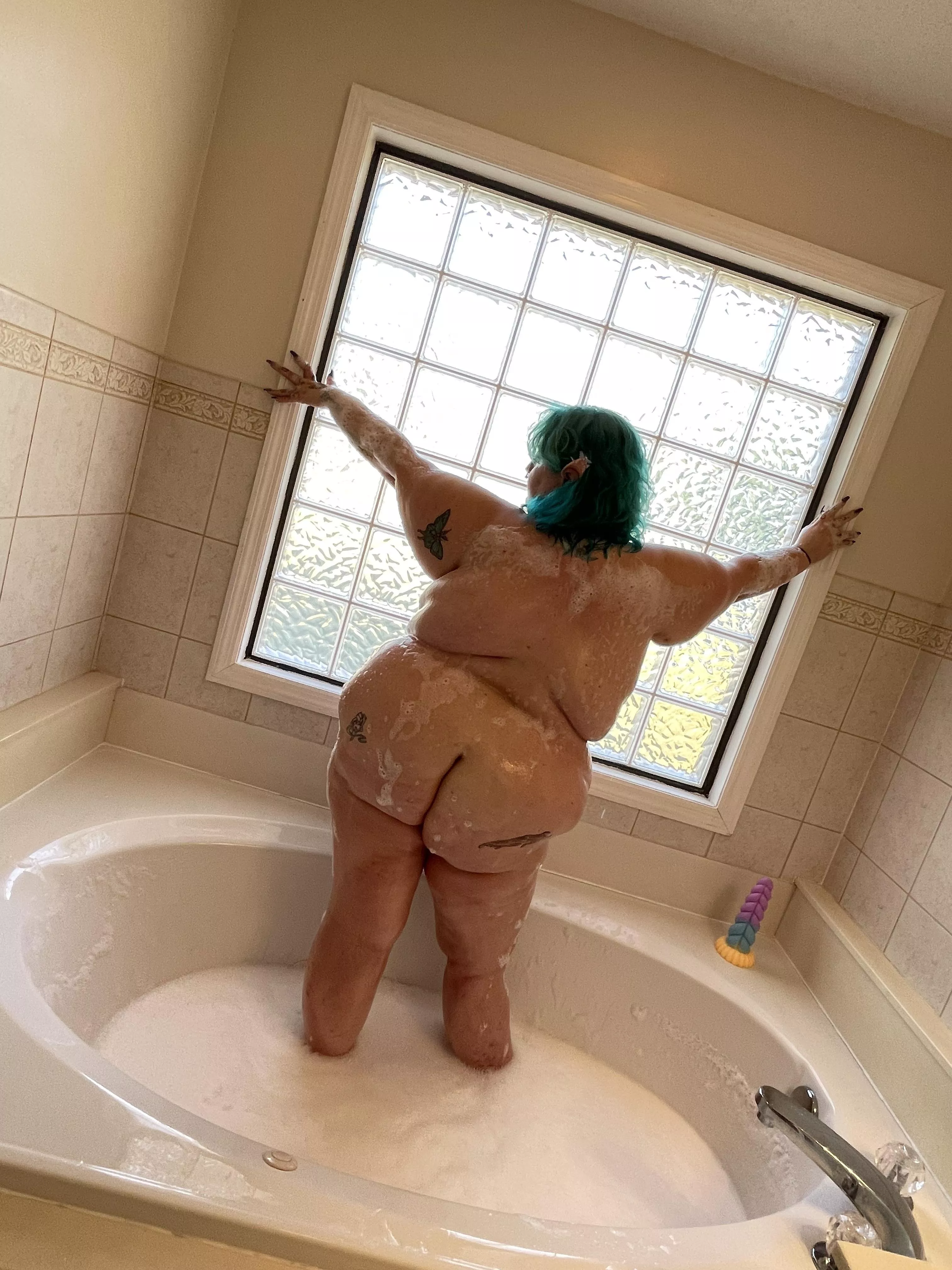 One elf and one unicorn horn 🦄