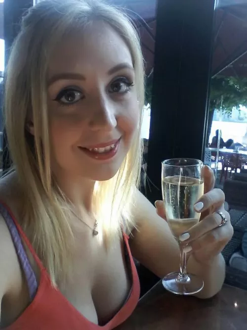 The lips. The wedding ring. The tits. So hot!