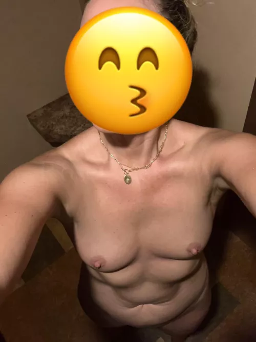 1985 mom of 2 who enjoys showing off