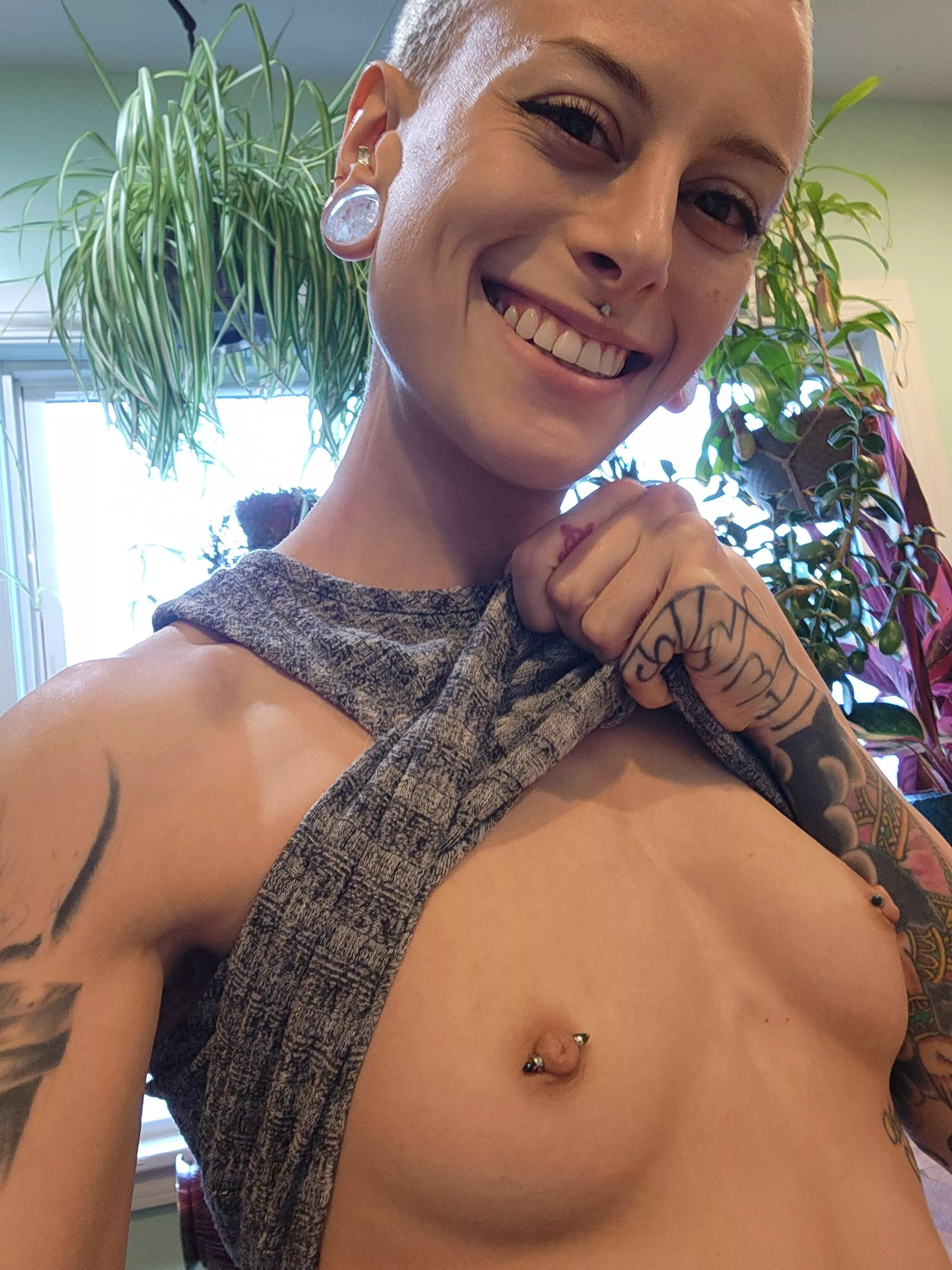 big smiles for all the short haired hotties here!