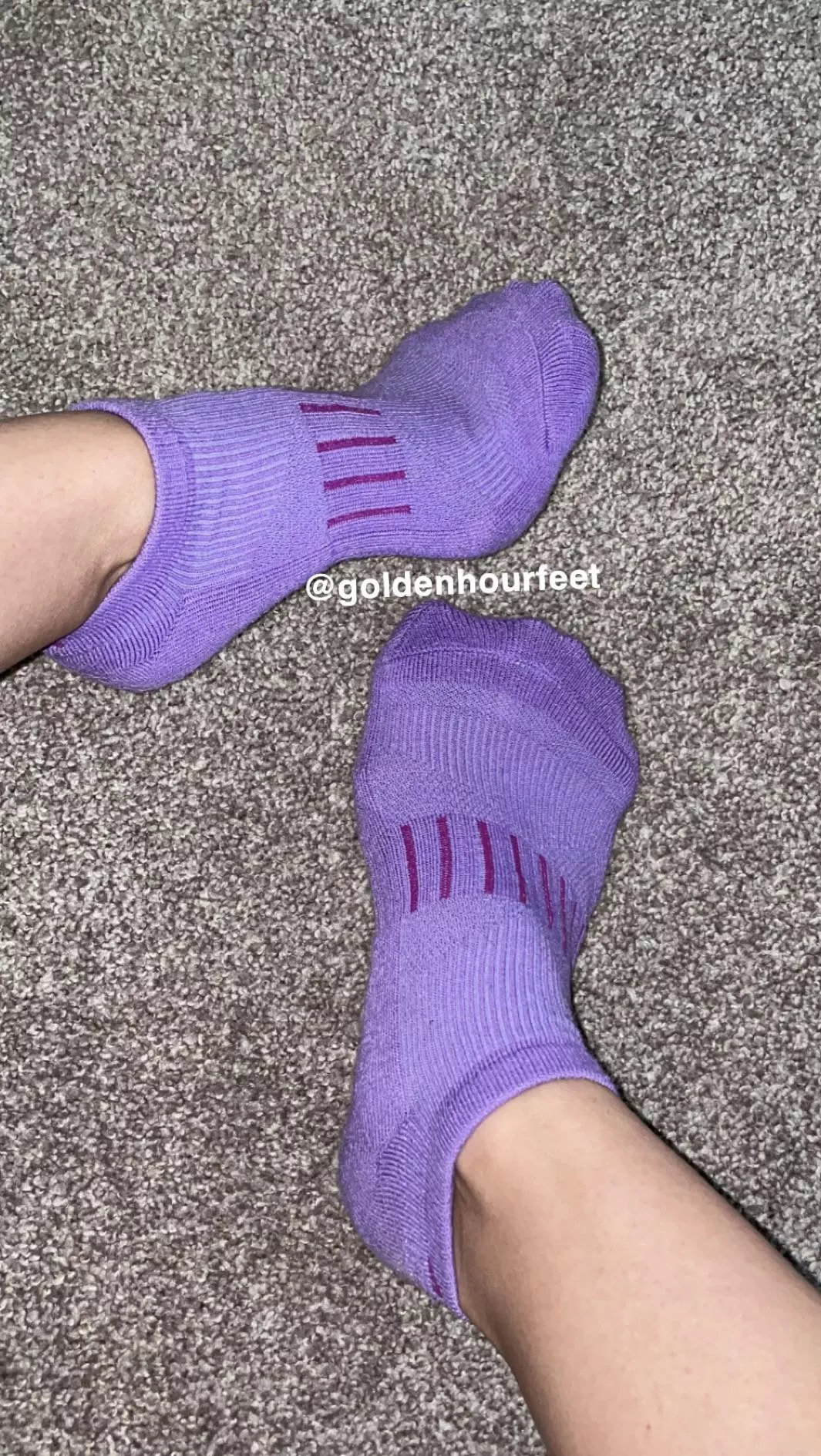 Do you like when I spread my toes?😏 [selling]
