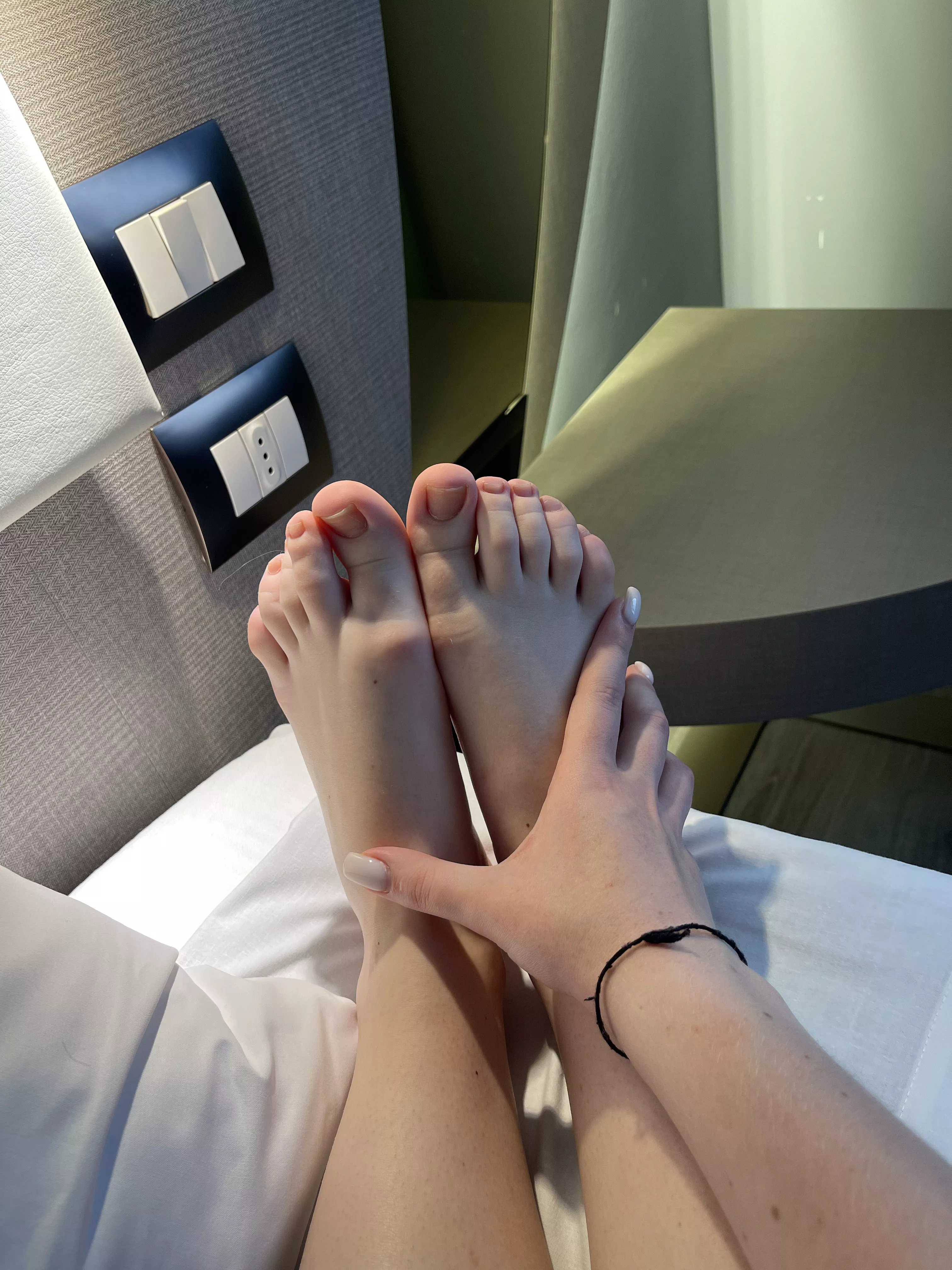 (F) I love it when there is a beautiful gentle manicure and pedicure close to natural on the nails