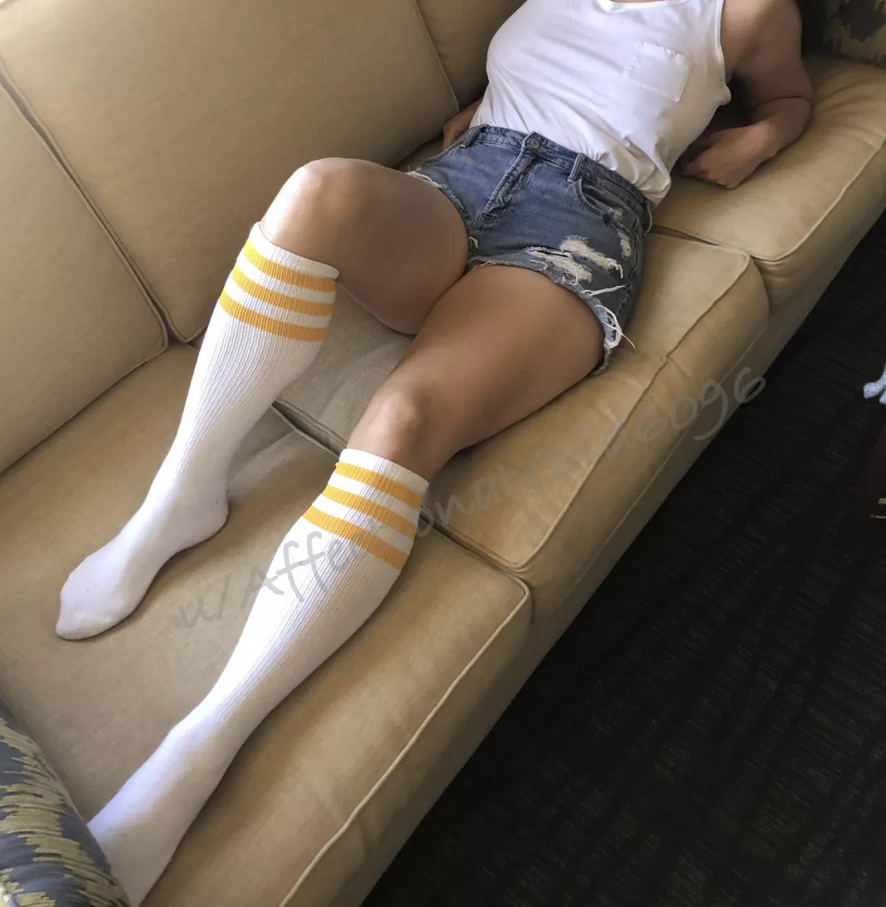 First amateur post here, but feeling very sexy in these kneehighs!