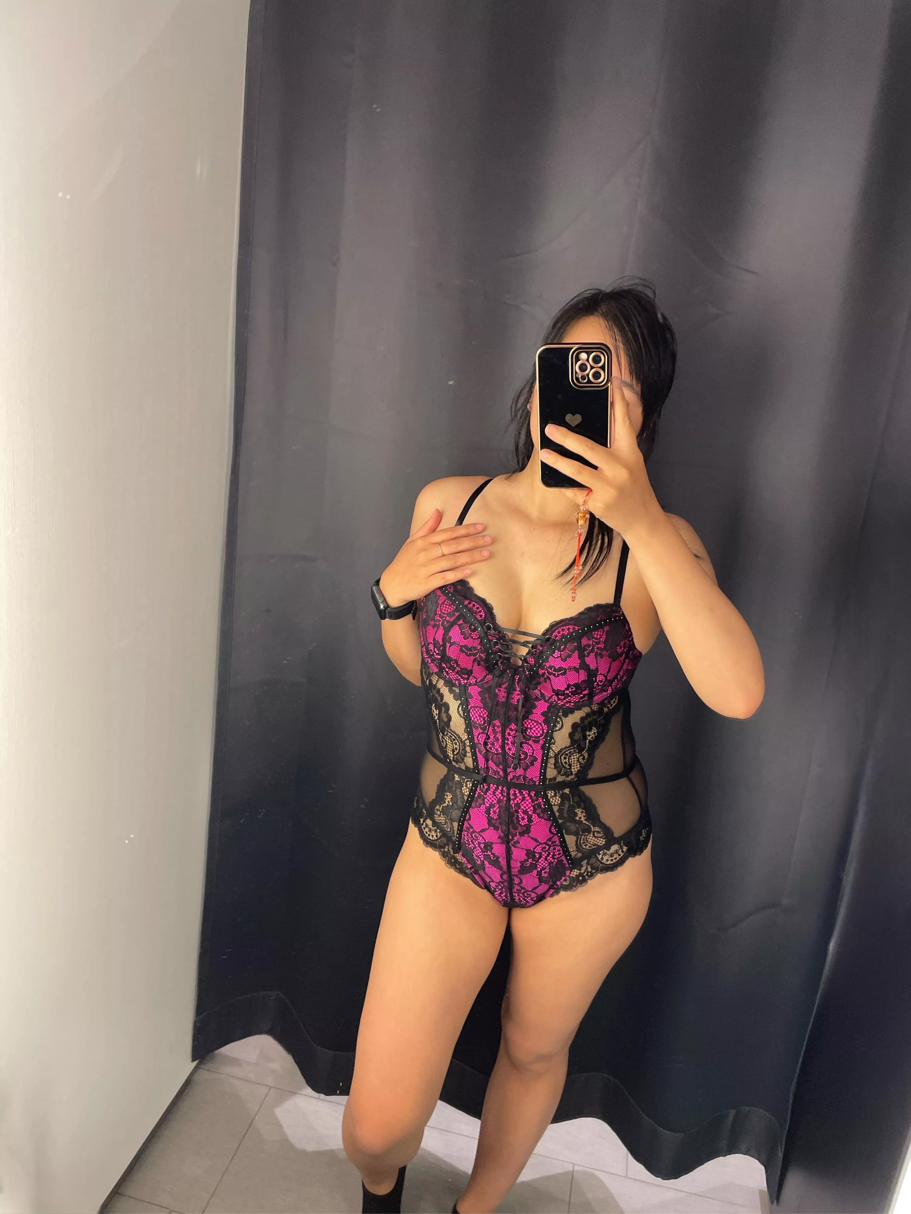 First time trying this type of outfit. Would like some thoughts on if it goes well on me? 😊