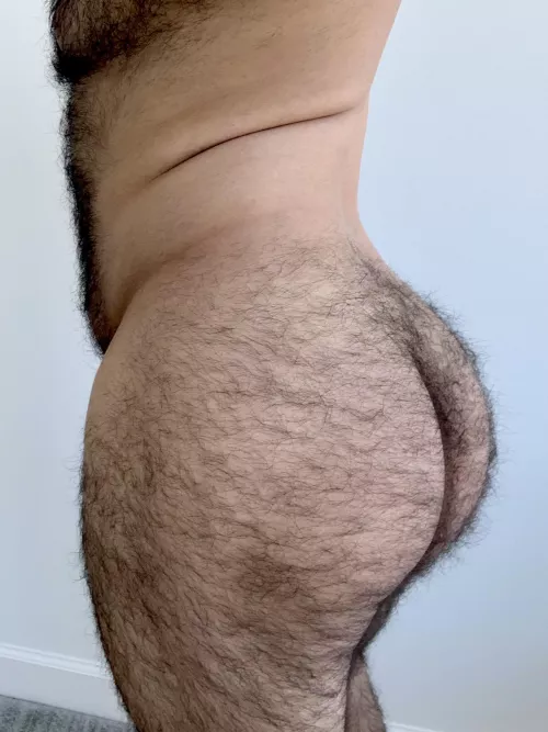 For all my followers asking if the back is as hairy as the front… This is for you 🍑