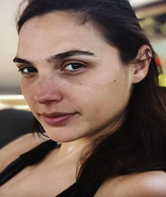 Gal Gadot no makeup