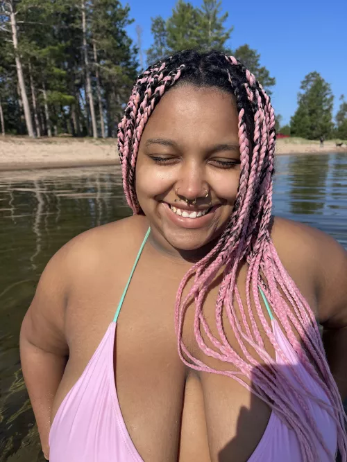 Idk I know I don’t have makeup on or anything but I feel pretty here