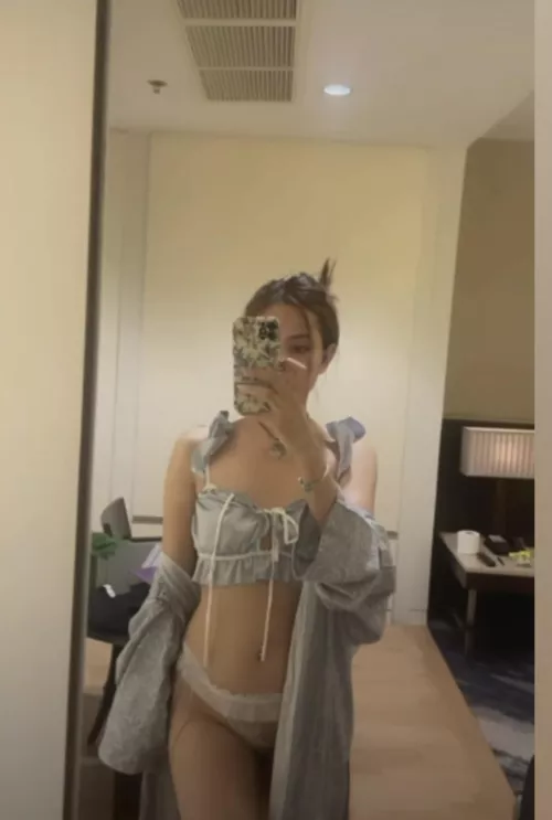 I'm ready for the day off. Who's going to fk me tonight?