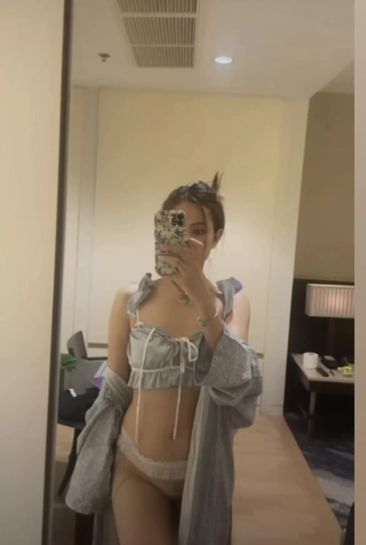 I'm ready for the day off. Who's going to fk me tonight?