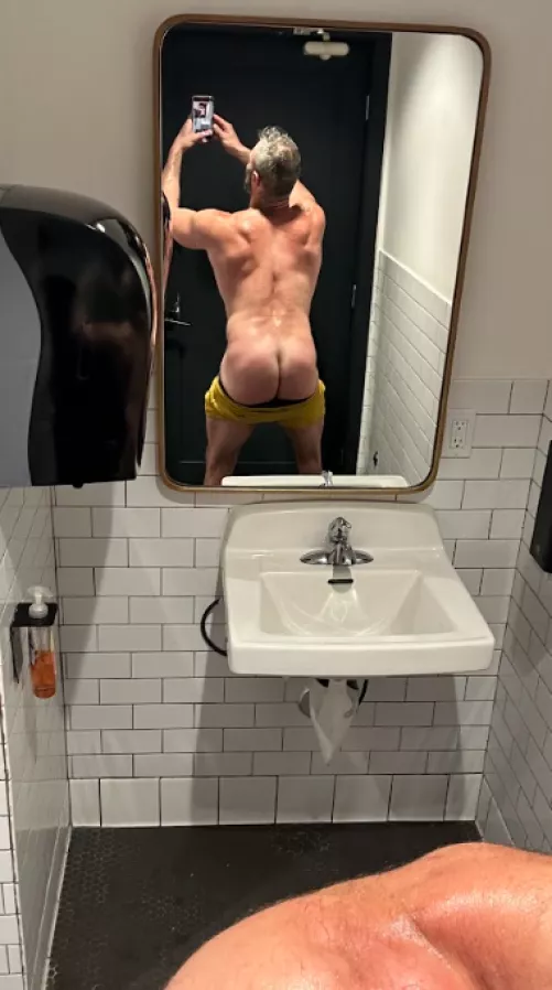 I'm teaching you how to get the best view of your ass