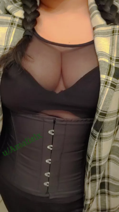 💛🧡🖤 love how a corset makes a mesh top so much better