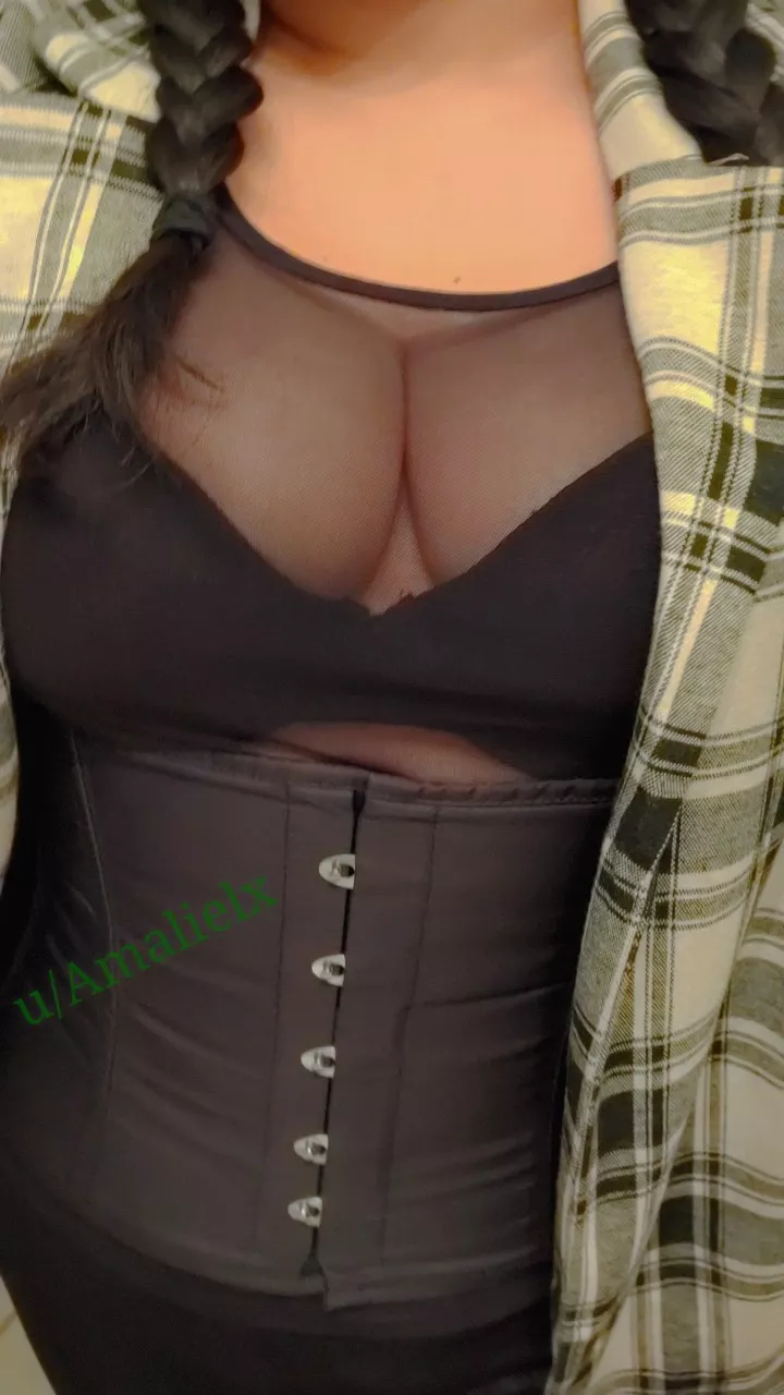 💛🧡🖤 love how a corset makes a mesh top so much better