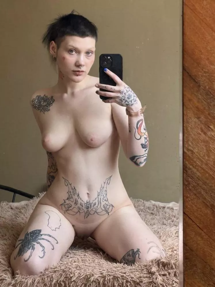 Nude in mirror [F]