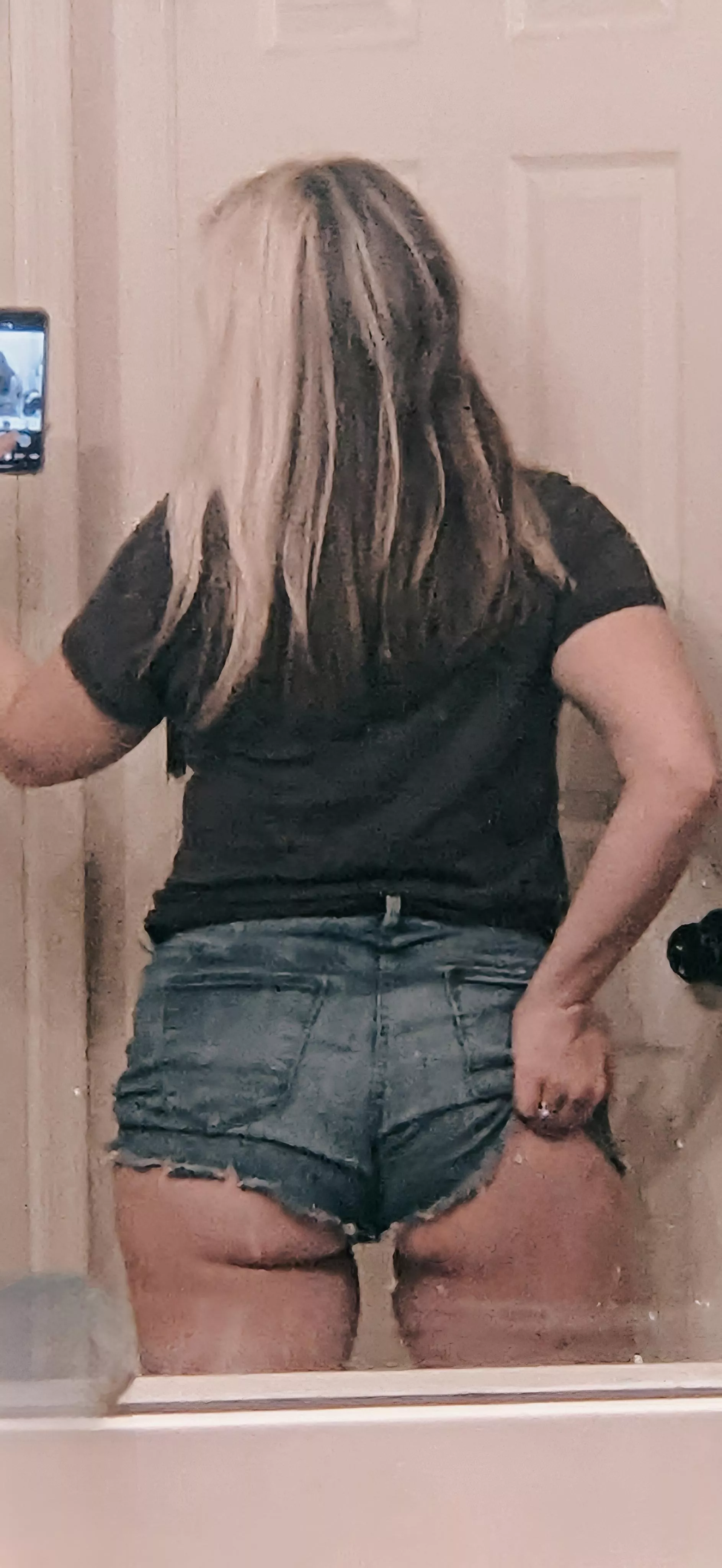 Sending a quick mirror shot of my daisy dukes to a potential threesome candidate