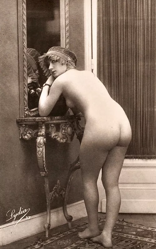 Sir, Lady B___ do comment that she greatly dislikes the small hallway table with but two legs. 