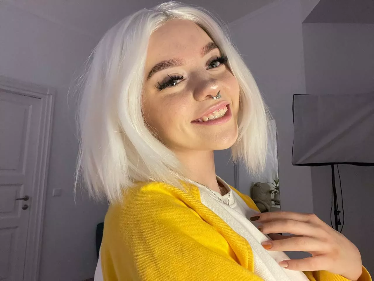 The perfect blonde is here to give you a smile