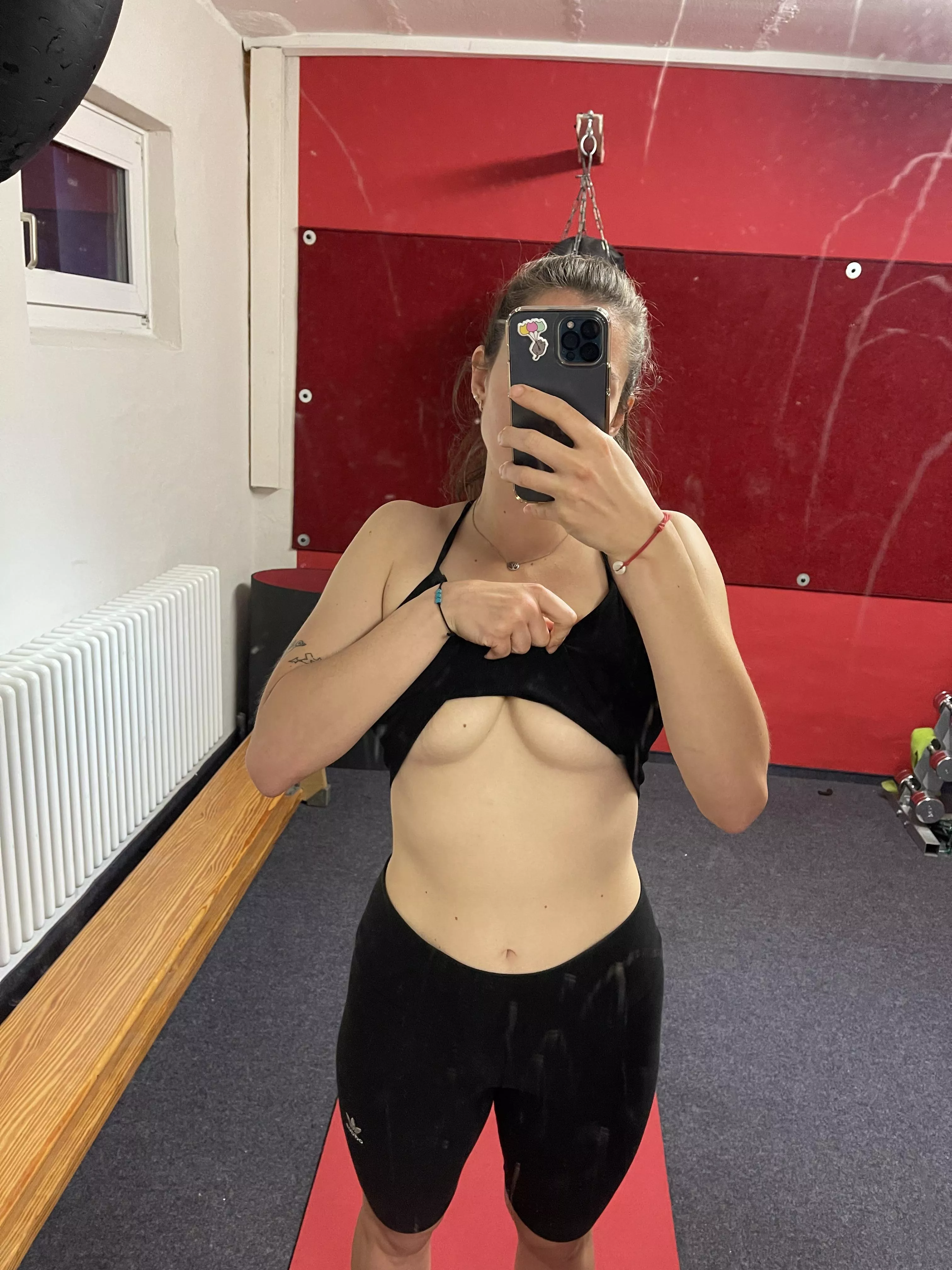 Tight sports bra is fundamental for a good workout!