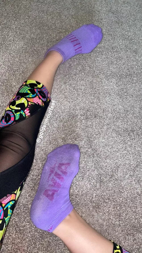 Who likes my outfit today?😈 I’m selling this workout set, matching sports bra included w/ full body pic — dm to claim😜