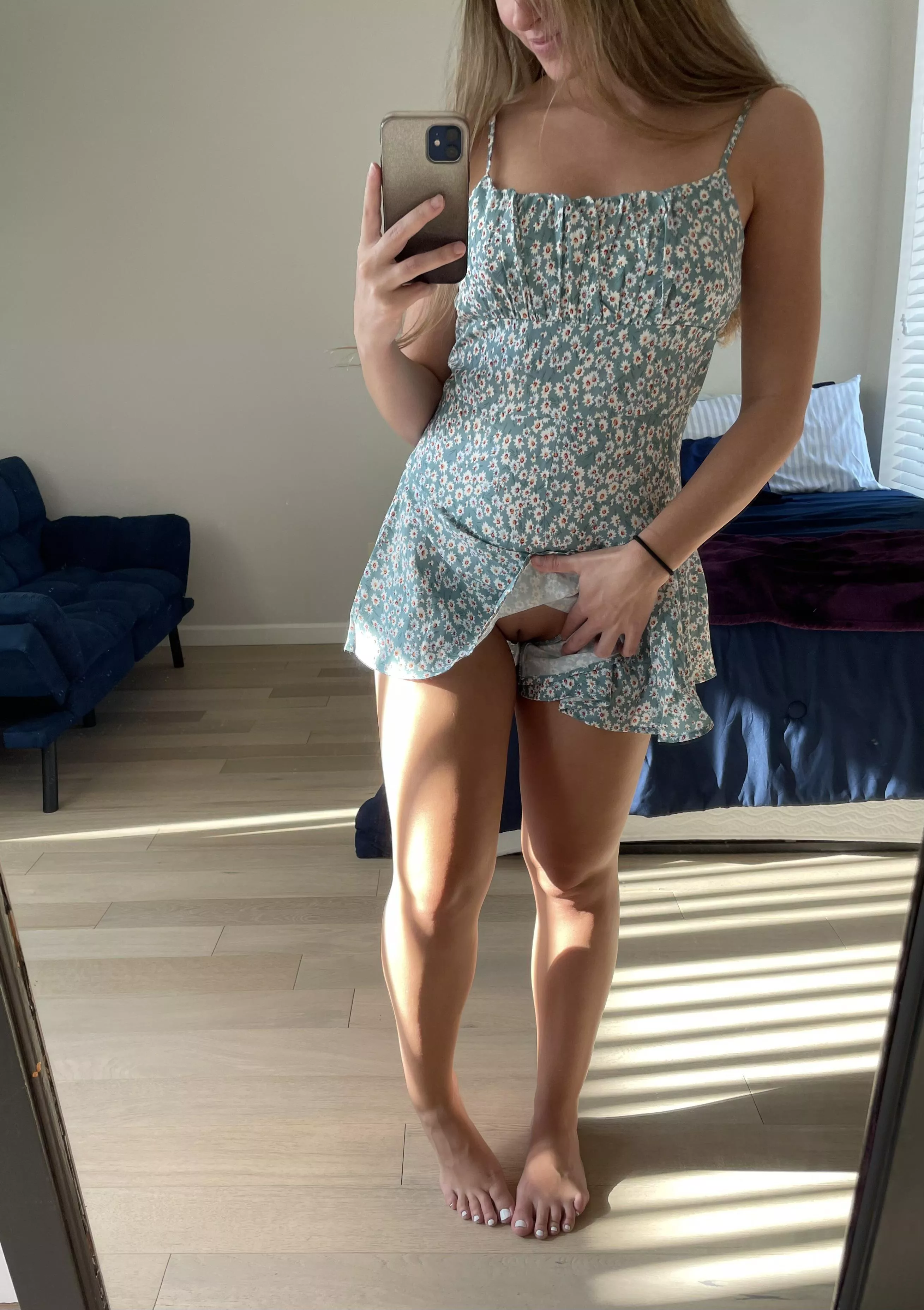 A lil peek 🐱