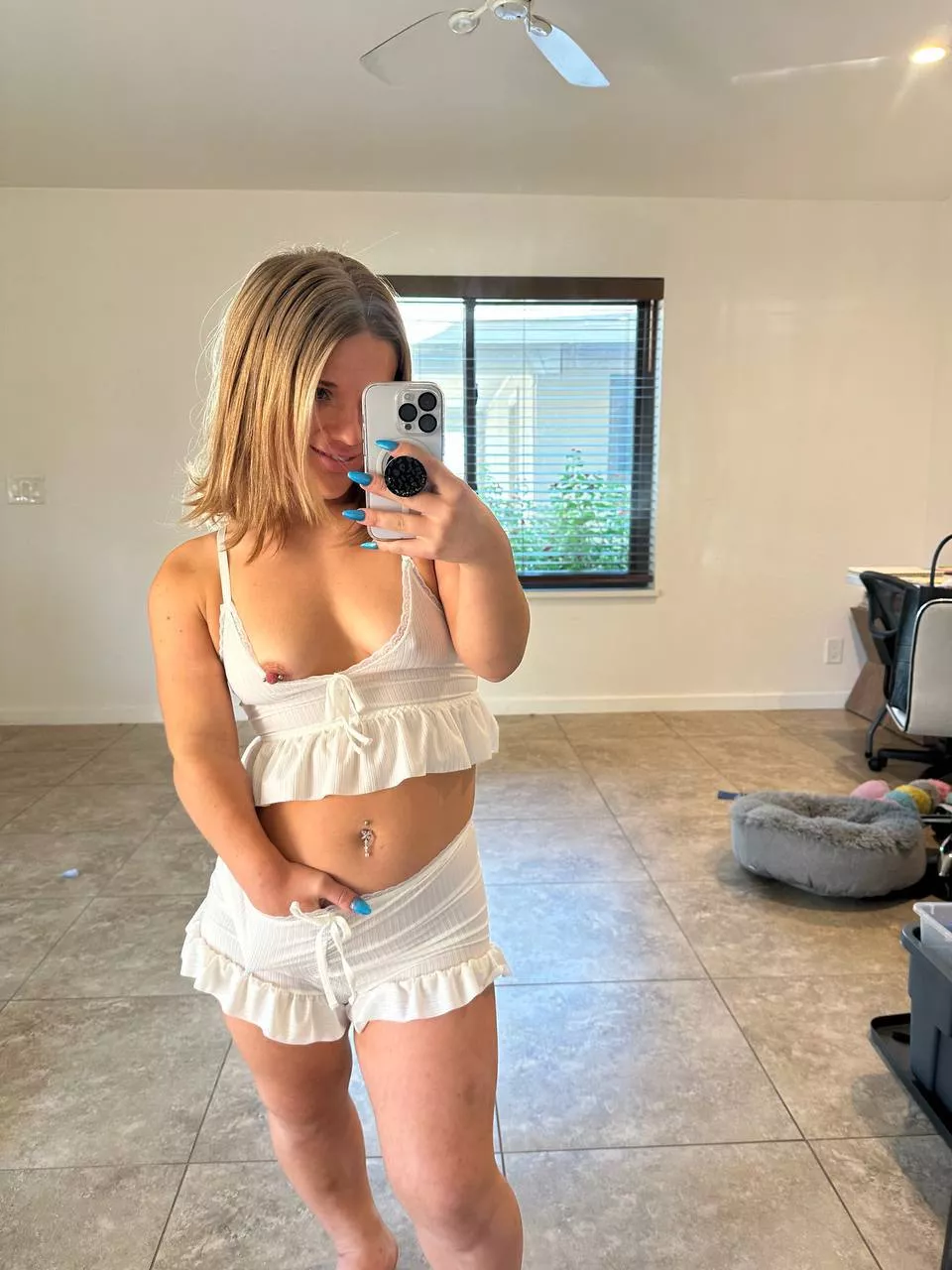 i have the perfect size to be thrown around 🤤