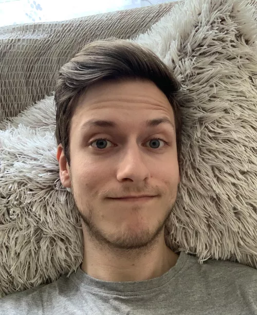 Not gonna lie, summer is always that time of the year when I get the blues, because everyone around me is going on trips and enjoying their lives with their partners, meanwhile I am just laying on the couch at home alone. Anyone else in the same boat?