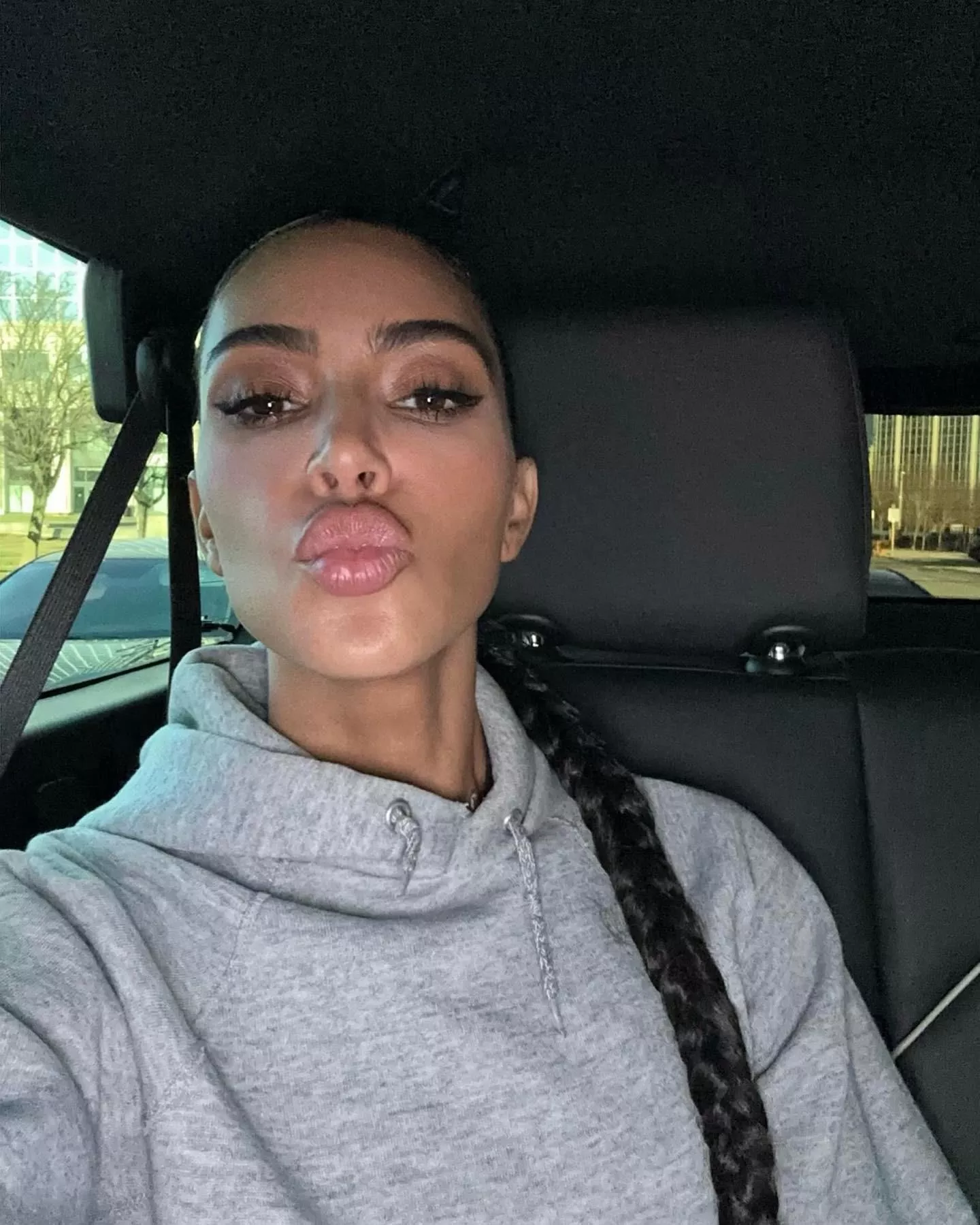 Want to join 1.5k other people in worshipping Kim K? Check comments. 🔥