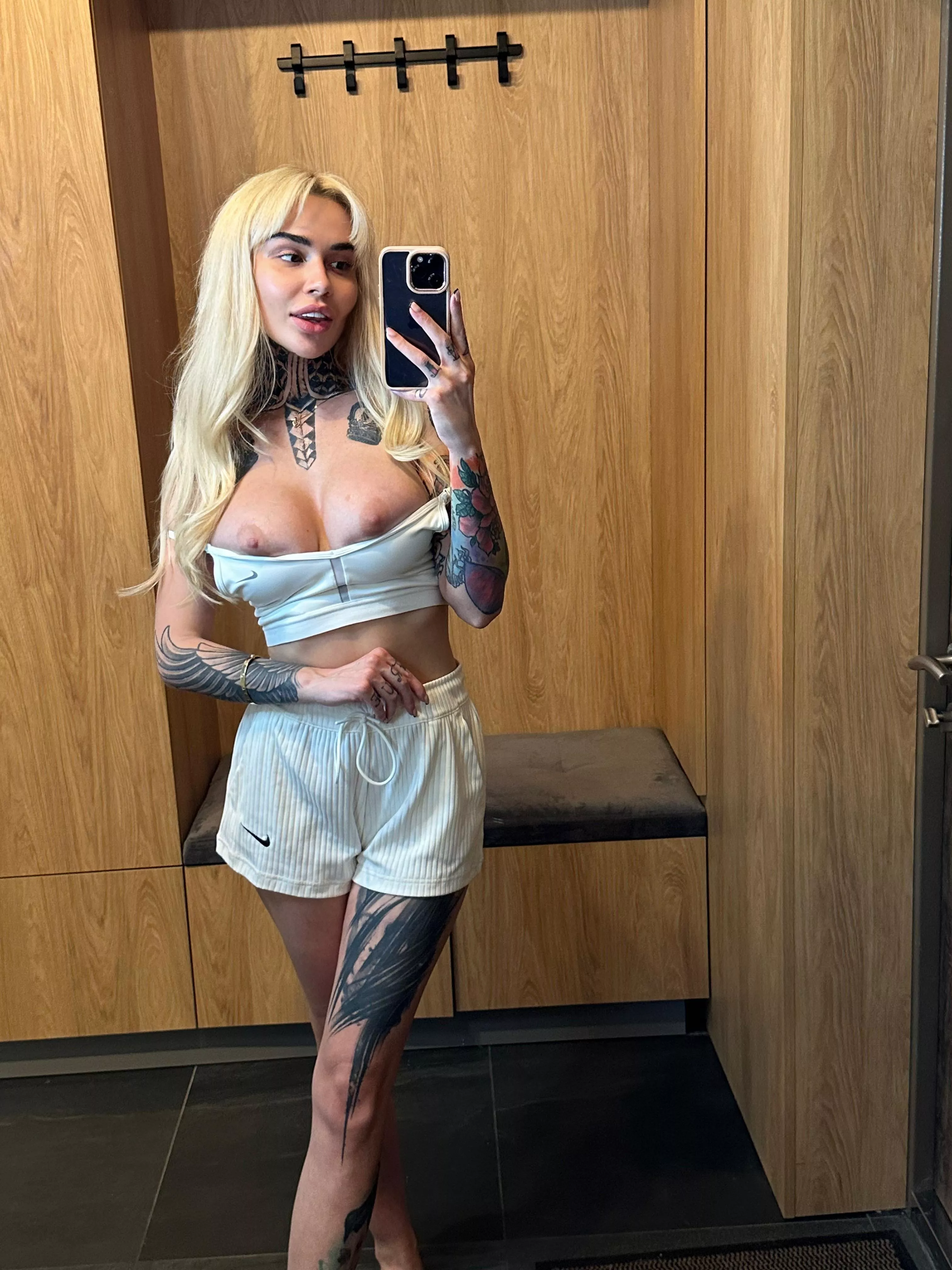 Big tits can get a good blowjob