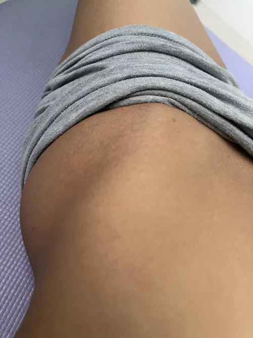 Hold my hip bones and my cheeks 🍑