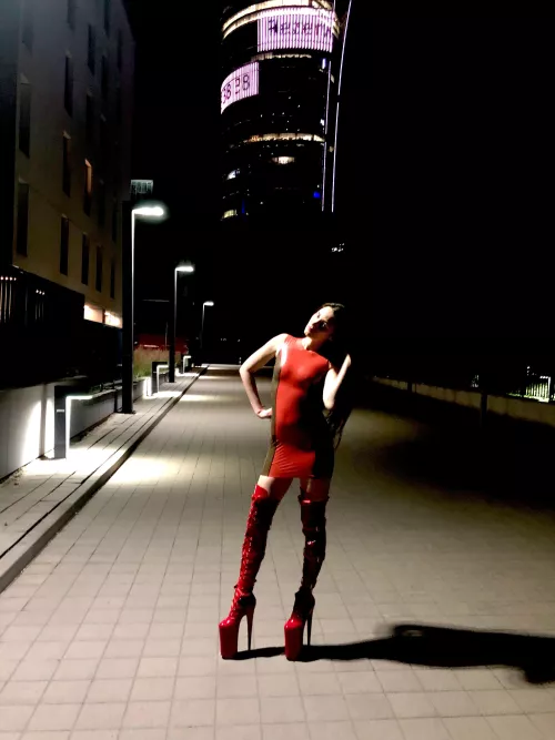 Latex in public place 😈❤️👠👠