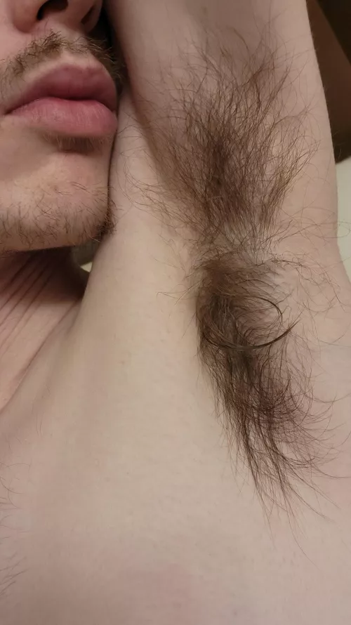 My sweaty armpits smell so good 🥵